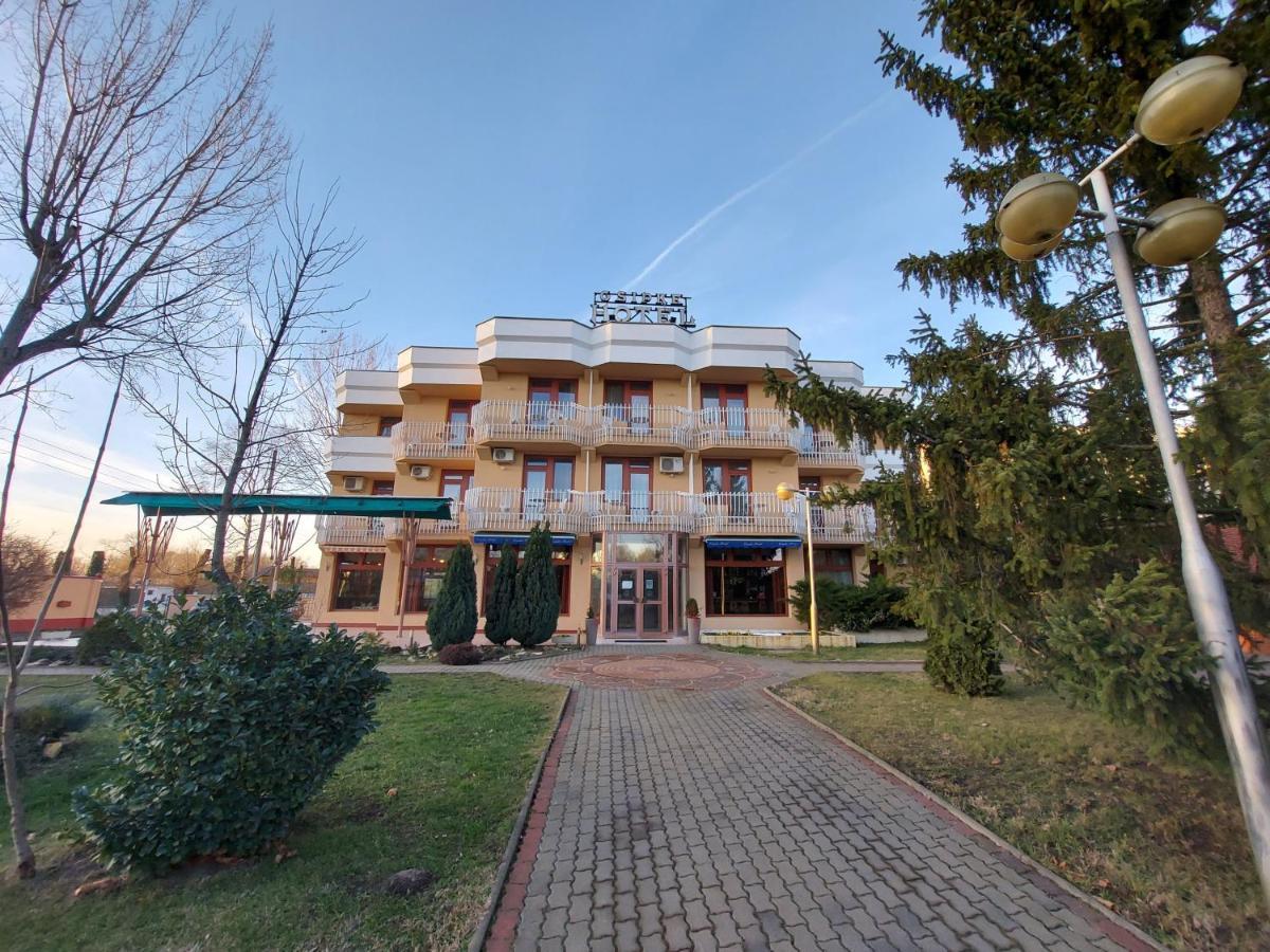 Csipke Hotel Kiskunhalas Eksteriør bilde