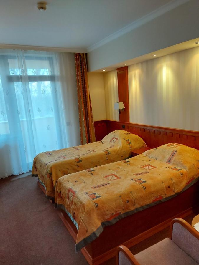 Csipke Hotel Kiskunhalas Eksteriør bilde