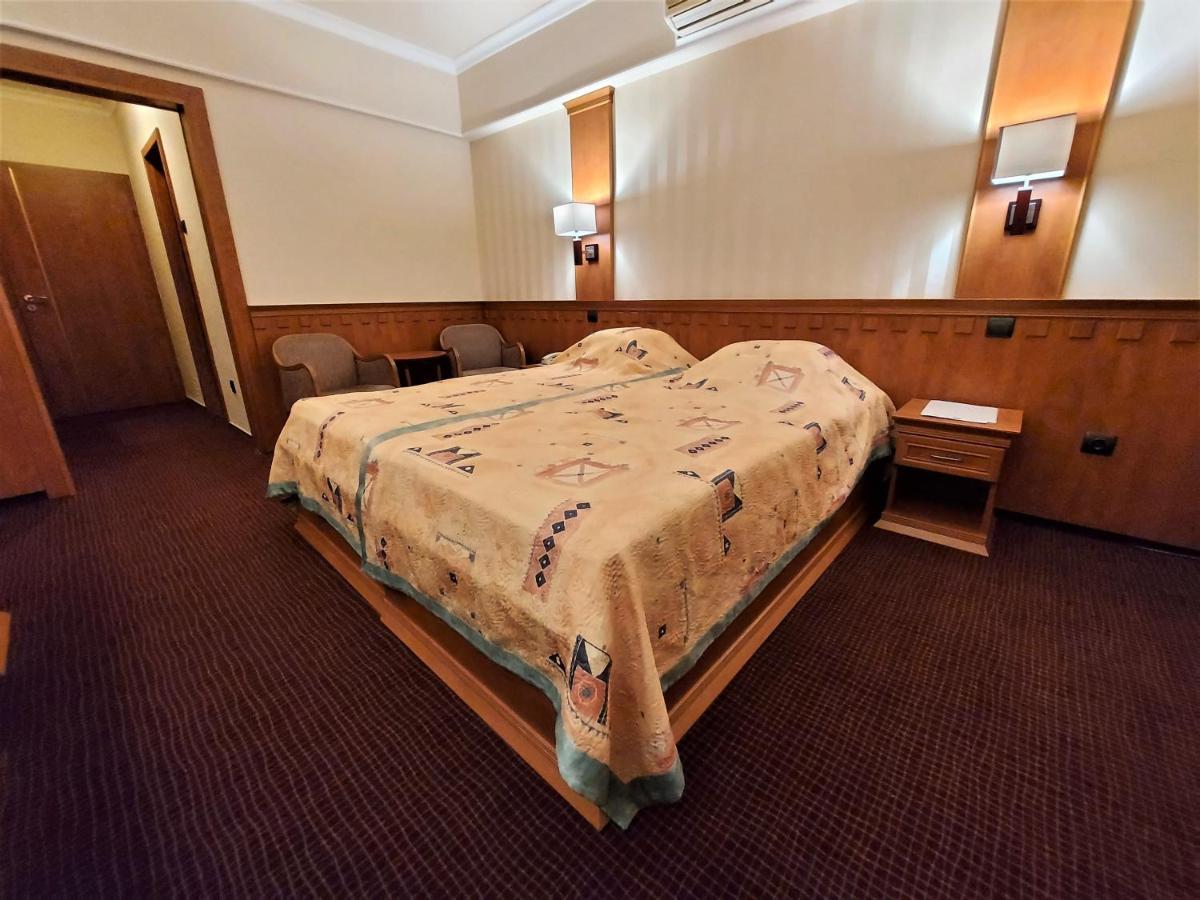 Csipke Hotel Kiskunhalas Eksteriør bilde