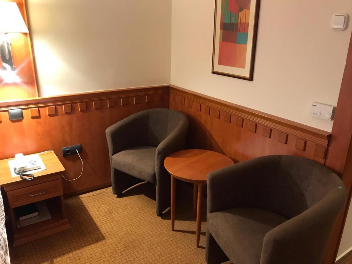 Csipke Hotel Kiskunhalas Eksteriør bilde